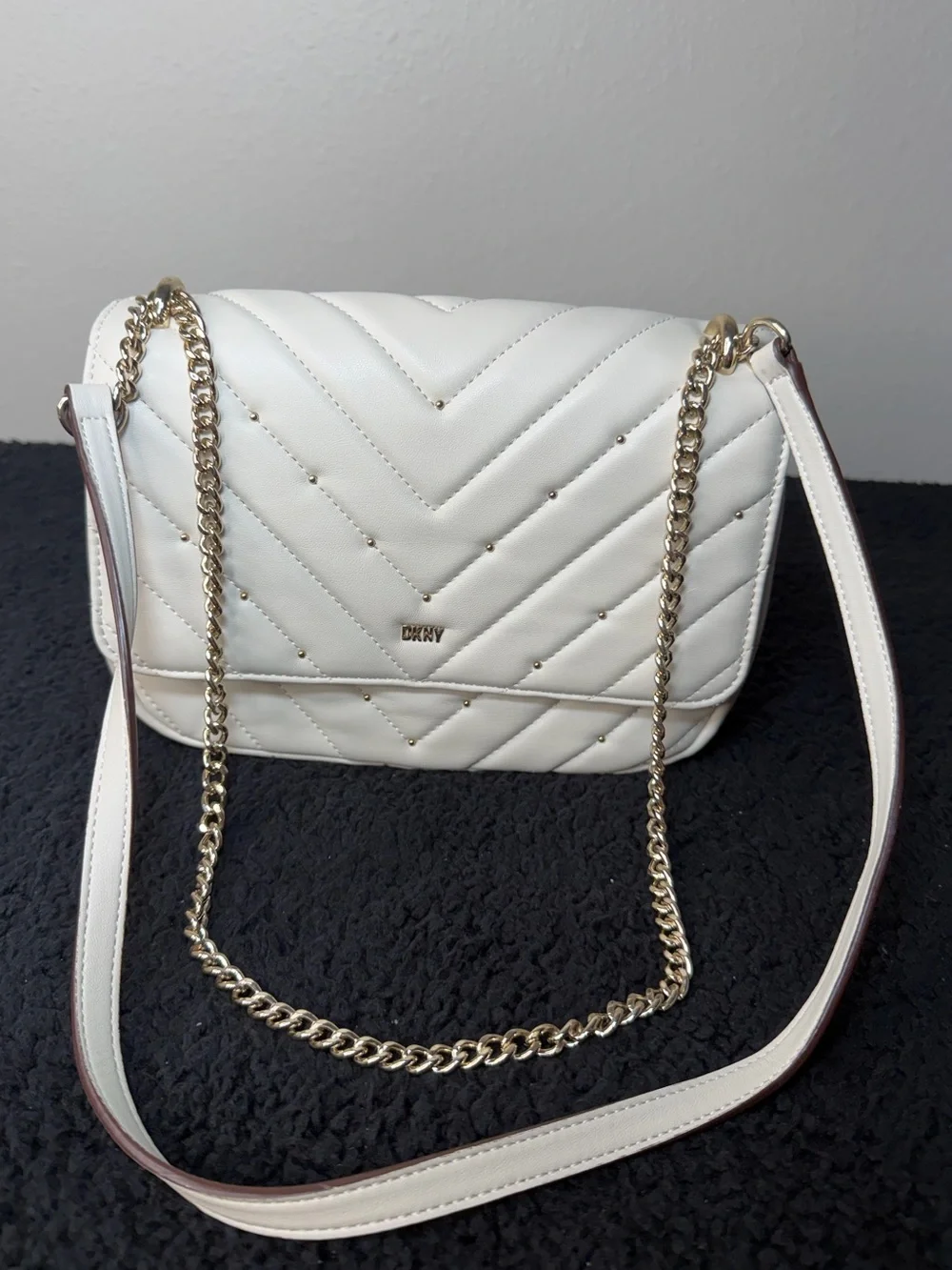 DKNY Veronica Large Shoulder Crossbody Bag White Quilted Gold Chain 02509